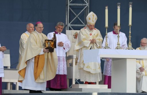 L'incident survenu samedi matin a Erfurt (est) avant la messe de Benoit XVI, quand un homme a tire avec une arme a air comprime sans faire de blesse, n'a "rien a voir avec le pape", selon le Vatican.