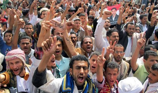 La Garde republicaine, corps d'elite de l'armee yemenite, a bombarde samedi les abords de la place du Changement, epicentre de la contestation du regime a Sanaa, faisant 11 morts et 112 blesses parmi les soldats dissidents, a annonce a l'AFP une source des militaires dissidents.