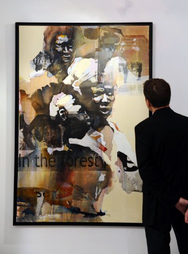 Bruce Clarke frappe avec ses portraits d'Africains anonymes, de foules, de boxeurs, peints en acryclique ou aquarelle par collages successifs sur des morceaux dechires de journaux francophones ou anglophones. Comme des cicatrices.