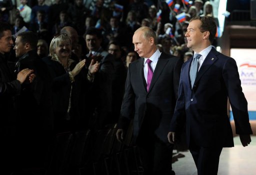 Le Premier ministre Vladimir Poutine a indique samedi que c'etait un "grand honneur" pour lui d'etre candidat a la presidence en 2012 et ajoute que l'actuel locataire du Kremlin, Dmitri Medvedev, pourrait devenir Premier ministre, lors d'un congres de Russie unie, parti au pouvoir.