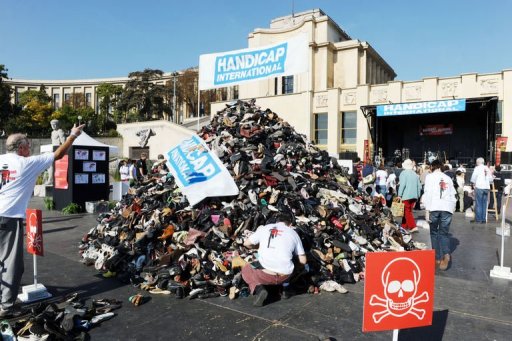 Des centaines de personnes jetaient samedi place du Trocadero a Paris leurs paires de souliers en soutien aux victimes de mines anti-personnel, a l'occasion de la 17e edition des Pyramides de chaussures organisees par Handicap international.