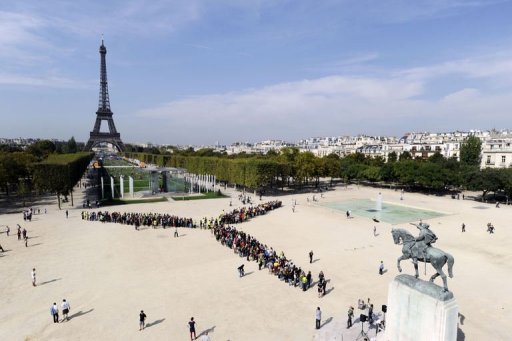 Entre 300 et 400 personnes se sont rassemblees dimanche a Paris pour former une eolienne humaine, a l'appel de Greenpeace, 350.org et plusieurs autres organisations, pour reclamer un changement de modele energetique en France.