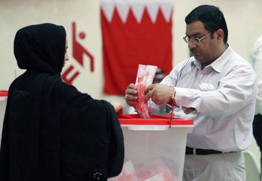 Peu apres l'ouverture du scrutin, une dizaine de personnes etaient presentes dans un bureau de vote pres du village chiite de Saar, dans les environs de Manama.