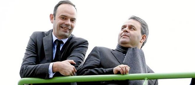 Edouard Philippe, maire du Havre, en compagnie de Xavier Bertrand, ministre du Travail, lors de la visite du chantier du nouveau stade.