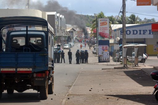 La tension restait vive, vendredi, sur les deux iles qui composent Mayotte, 101e departement francais, ou depuis une dizaine de jours un mouvement social, accompagne de manifestations plus ou moins violentes, enfle contre la vie chere.