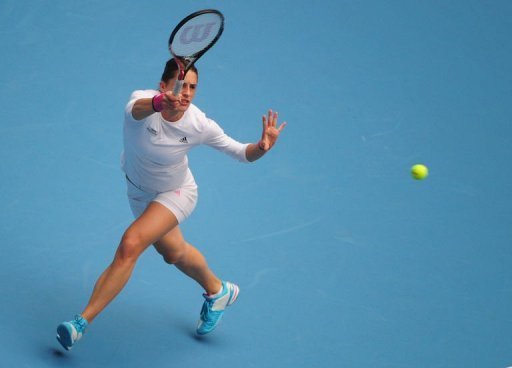 La Polonaise Agnieszka Radwanska, N.12 mondiale, a rejoint l'Allemande Andrea Petkovic, N.11 mondiale, en finale du tournoi WTA de Pekin en battant, samedi en demi-finale, l'Italienne Flavia Pennetta 6-2, 6-4.