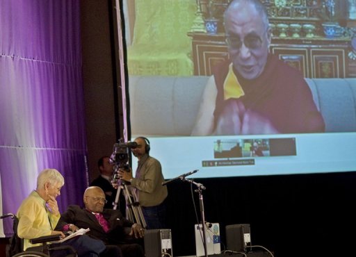 Le dalai lama s'est moque samedi des autorites chinoises qui voient en lui "un demon", mimant avec ses mains une paire de cornes au-dessus de sa tete, au cours d'une video-conference diffusee samedi au Cap, en direct de l'Inde ou il vit en exil.