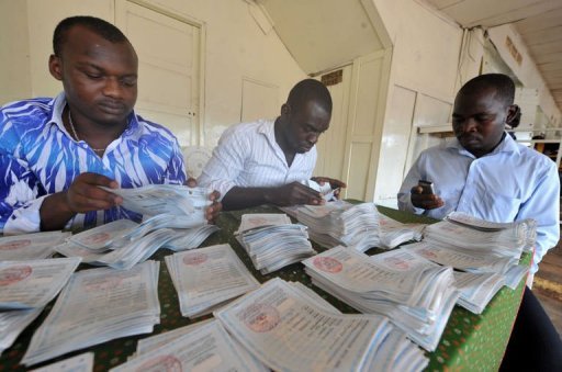 Officiellement, plus de 7 millions de Camerounais sont attendus dimanche aux urnes dans plus de 24.000 bureaux de votes dans le pays et a l'etranger. Ils devraient etre beaucoup moins, l'abstention s'annoncant importante et l'affichage des listes electorales ayant revele de nombreux cas de doublons.