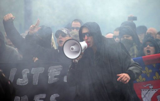 Entre 1.600 et 2.500 personnes, selon la prefecture et les organisateurs, ont participe samedi a Lille a une "contre-manifestation antifasciste", tandis qu'une manifestation de groupes d'extreme droite a rassemble 500 a 600 personnes.