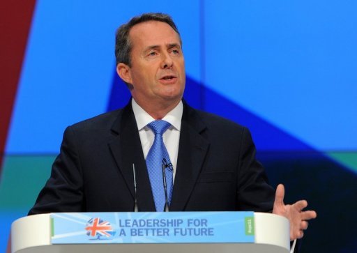 Le Premier ministre britannique David Cameron a demande a avoir des lundi les premiers resultats d'une enquete sur son ministre de la Defense Liam Fox, confronte samedi a de nouvelles accusations concernant le role officieux de l'un de ses amis dans les affaires gouvernementales.