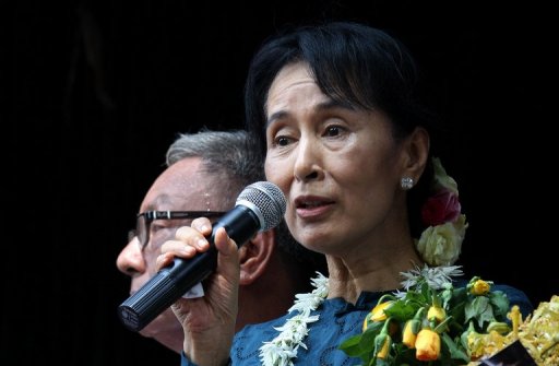 Il a notamment entame le dialogue avec l'opposante Aung San Suu Kyi, liberee apres sept annees de residence surveillee en novembre 2010. Et il a annonce fin septembre la suspension d'un projet de barrage finance par les Chinois, pour "respecter la volonte du peuple", un geste salue par l'Occident