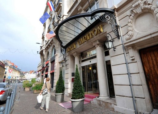Le proprietaire de l'hotel Carlton de Lille, interpelle mardi, etait toujours en garde a vue mercredi dans le cadre d'une enquete sur des faits presumes de proxenetisme, a-t-on appris de sources proche du dossier et aupres du parquet de Lille.