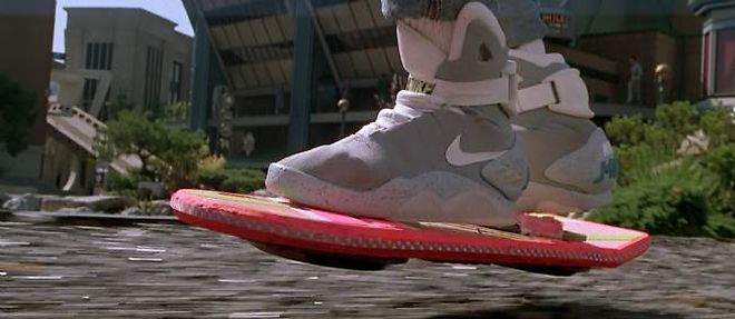 Michael J. Fox, alias Marty McFly, avec l'hoverboard de "Retour vers le futur II et III".