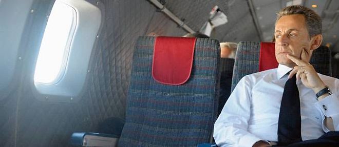 Nicolas Sarkozy dans l'avion lors de sa visite officielle en Nouvelle-Caledonie. 