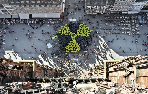 A Strasbourg, militants francais et allemands rassembles sur le parvis de la cathedrale ont ouvert 300 parapluies jaunes et noirs pour former un "trefle radioactif" geant et reclamer la fermeture de la centrale de Fessenheim.