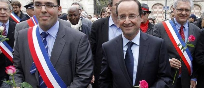 Francois Hollande a jete une rose dans la Seine depuis le pont de Clichy, en hommage aux Algeriens tues le 17 octobre 1961.