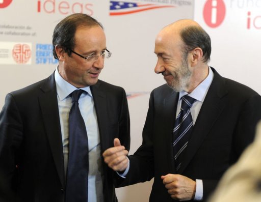 Hollande, candidat &agrave; l'Elys&eacute;e, veut conforter sa stature internationale
