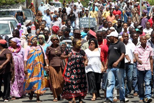 Environ 5.000 personnes participaient, jeudi matin a Mamoudzou, dans l'ile de Mayotte, a une marche blanche en hommage au manifestant mort mercredi, a constate une correspondante de l'AFP.