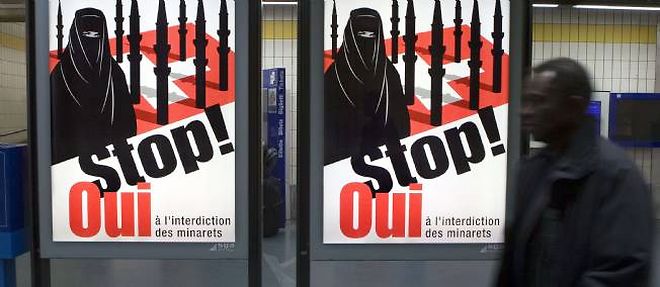 L'affiche islamophobe du parti suisse UDC.