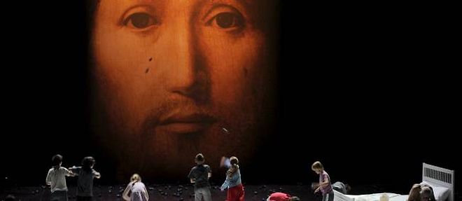 Dans la version presentee au Festival d'Avignon de la piece de Romeo Castellucci, des enfants lancaient des grenades sur le visage du Christ. Une scene retiree ensuite du spectacle.