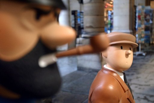 Seuls quelques produits haut de gamme sont encore commercialises dans de rares boutiques et Moulinsart limite fortement l'utisation de l'image de Tintin. Le heros des enfants "de 7 a 77 ans" devient petit a petit un objet de collection pour amateurs nostalgiques et fortunes, regrettent les "tintinophiles".