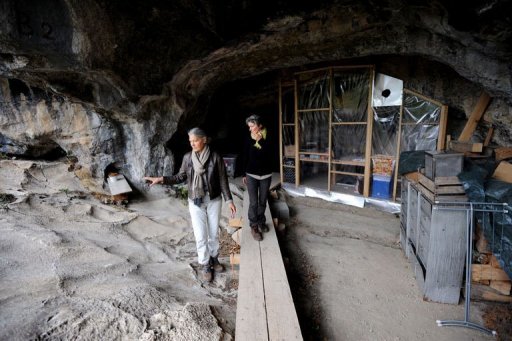 Deux femmes souffrant d'electro-hypersensibilite s'appretent a passer l'hiver sans chauffage ni electricite, dans une grotte reculee des Hautes-Alpes, afin d'echapper aux ondes des telephones portables et d'internet.