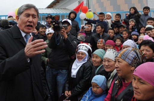 Les Kirghiz ont commence a voter dimanche pour elire leur nouveau president dans un scrutin sous haute tension cense stabiliser cette ex-republique sovietique d'Asie centrale, theatre de la sanglante revolution et les violences ethniques de 2010.