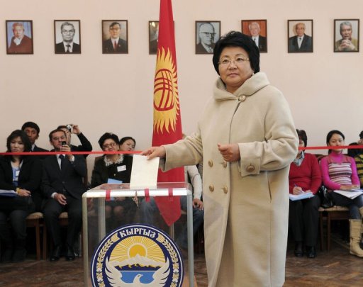 La presidente par interim du Kirghizstan Rosa Otounbaieva a appele dimanche les electeurs a s'abstenir de "toute manifestation negative" pour preserver la paix fragile. Cette femme, qui a reussi tant bien que mal a empecher l'implosion du pays depuis la revolution qui a renverse le president Kourmanbek Bakiev, n'avait pas le droit de se presenter au scrutin.