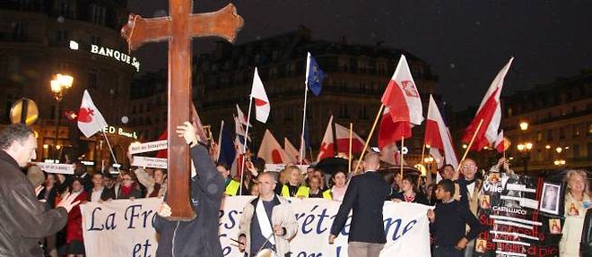 Les manifestants (1 500 selon la police et 5 000 selon les organisateurs) se sont rassembles place des Pyramides (Ier arrondissement), au pied de la statue de Jeanne d'Arc. 