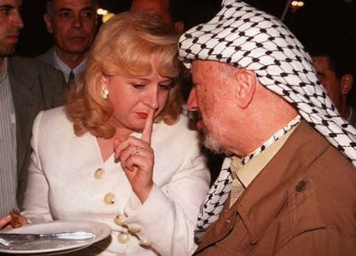 La justice tunisienne a emis un mandat d'arret international contre Souha Arafat, la veuve du dirigeant palestinien Yasser Arafat, a-t-on appris lundi aupres du ministere de la Justice.
