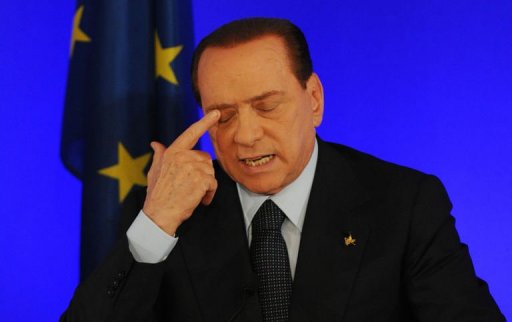 A la tete d'une Italie "surveillee" par l'UE et le FMI, Silvio Berlusconi a consacre son week-end a la politique interieure pour tenter de colmater les breches d'une majorite qui fait eau de toutes parts, avant une serie de votes cruciaux au Parlement ou il risque son poste.