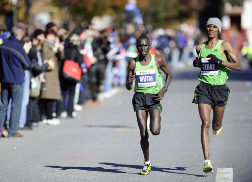 Les vainqueurs des derniers marathons de Londres, Emmanuel Mutai et Mary Keitany, et de Boston, Geoffrey Mutai et Caroline Kilel, tous Kenyans, sont les principaux favoris du celebre marathon de New York, dimanche.