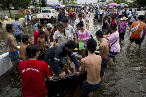 Le bilan des inondations qui sevissent en Thailande depuis plusieurs semaines a depasse dimanche les 500 morts, a annonce le gouvernement, au moment ou les eaux continuent de menacer le centre de Bangkok.