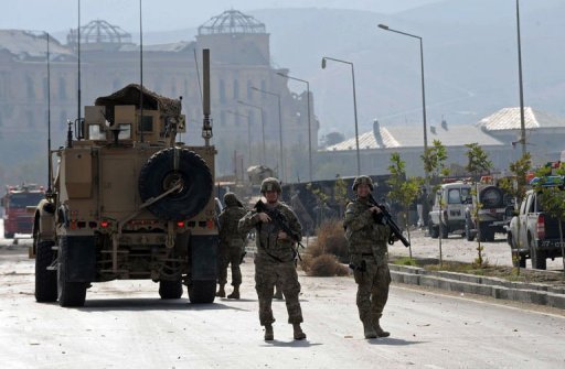 Au moins six personnes, dont un policier, ont ete tuees dimanche dans un attentat suicide perpetre pres d'une mosquee de la ville de Baghlan, dans le nord de l'Afghanistan, ont annonce la police locale et le ministere afghan de l'Interieur.