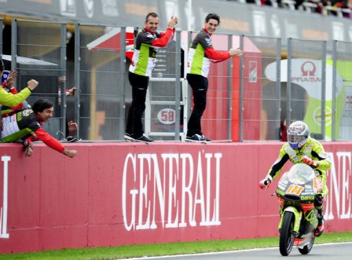 L'Espagnol Nicolas Terol (Aprilia) est devenu champion du monde de la categorie 125 cc moto en terminant deuxieme du Grand Prix de Valence remporte par son compatriote Maverick Vinales (Aprilia), dimanche sur le circuit Ricardo-Tormo.