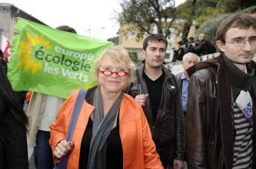 Eva Joly, candidate d'Europe Ecologie-Les Verts (EELV) a la presidentielle, a lance dimanche un double ultimatum aux socialistes sur la date et le contenu de l'accord entre les deux partenaires de la gauche sur le programme et les legislatives.