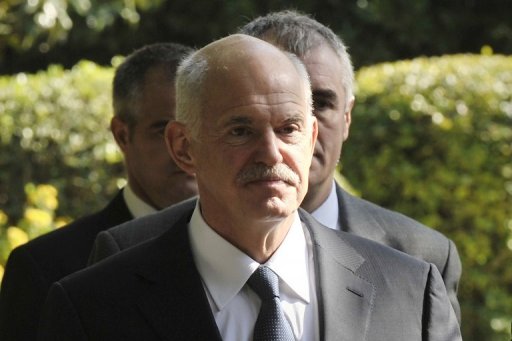 Le gouvernement socialiste grec exclut toute demission de Georges Papandreou avant qu'un accord entre partis ne soit conclu sur la formation d'une nouvelle equipe de coalition et "la designation d'un nouveau Premier ministre", a dit a l'AFP une source gouvernementale.