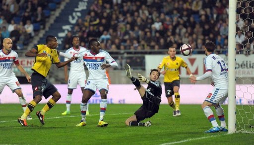 Lyon, battu a Sochaux (2-1), ainsi que Montpellier et Lille, tenus en echec a Saint-Etienne (1-1) et face a Evian-Thonon (1-1), ont ouvert un boulevard au Paris SG, qui aura l'occasion dimanche soir a Bordeaux en cloture de la 14e journee de conforter sa place de leader de la Ligue 1.