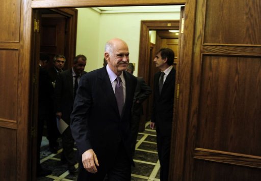 Une solution sur un gouvernement d'unite est necessaire "ce soir" a estime dimanche soir le Premier ministre grec Georges Papandreou dans un communique.