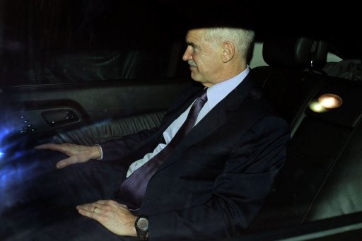 Le Premier ministre socialiste grec Georges Papandreou va demissionner de son poste pour laisser la place a un gouvernement de coalition, apres un accord trouve dimanche soir entre les deux principaux partis politiques ouvrant ensuite la voie a des elections anticipees, a annonce la presidence de la Republique.