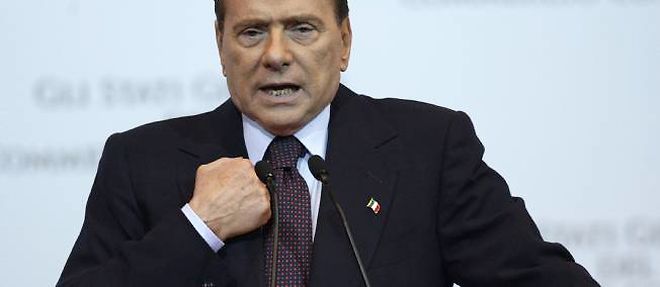 Silvio Berlusconi appelle desormais les parlementaires a voter l'ensemble des mesures du gouvernement par souci de "l'interet national".