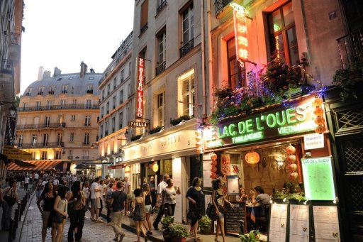 Les syndicats du commerce ont demande lundi aux pouvoirs publics la reglementation des horaires de travail dans les magasins parisiens, redoutant "la banalisation du travail de nuit", a-t-on appris aupres d'eux.