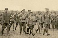 Fin mai 1916, au camp de Mailly, dans l'Aube, le général Gouraud passe en revue la 1re brigade russe, 