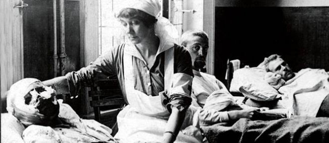 Un hopital a Anvers (Belgique), en 1914. Au chevet des "gueules cassees", les infirmieres s'efforcent d'apaiser les traumatismes du corps et de l'ame.