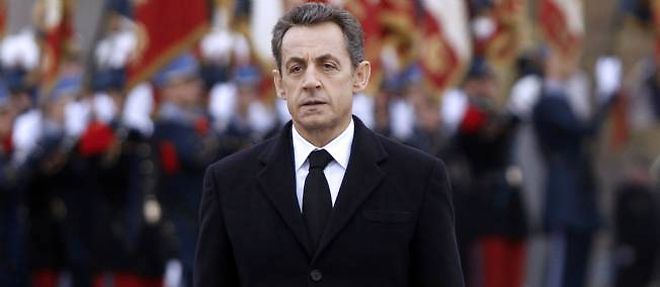 Nicolas Sarkozy sur les Champs-Elysees, vendredi 11 novembre 2011.