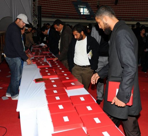 Tunisie: col&egrave;re et douleur lors d'un hommage aux &quot;martyrs&quot; de la r&eacute;volution