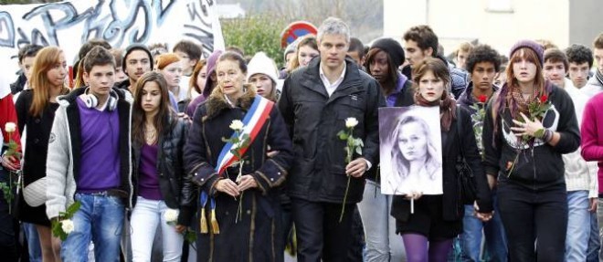Des enseignants, parents et camarades d'Agnes ont participe a une marche blanche au Chambon-sur-Lignon a la memoire de la collegienne. En tete du cortege, la maire, Eliane Wauquiez-Motte, et son fils, Laurent Wauquiez, ministre de l'Enseignement superieur.