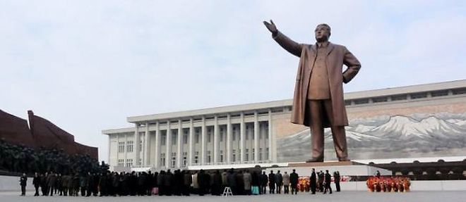 Passage oblige pour tout visiteur : se recueillir sur le mausolee du president eternel Kim Il-Sung.