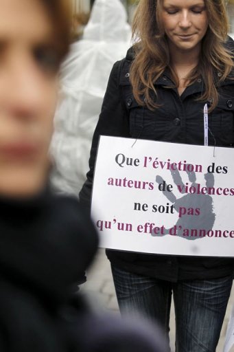 En France, une femme decede tous les deux jours et demi, victime de violence conjugale, a rappele la ministre des Solidarites, Roselyne Bachelot, en presentant la veille une campagne d'information sur la lutte contre violences conjugales, les viols et agressions sexuelles.