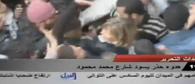 Caroline Sinz, envoyee speciale de France 3 encerclee par la foule jeudi sur la place Tahrir au Caire.